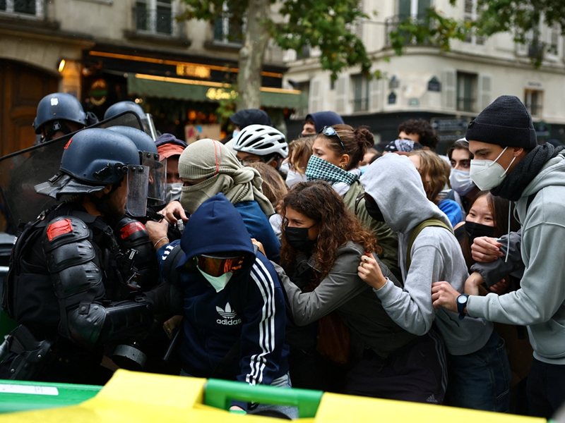Макрон призова за сдържаност на фона на протестите във Франция