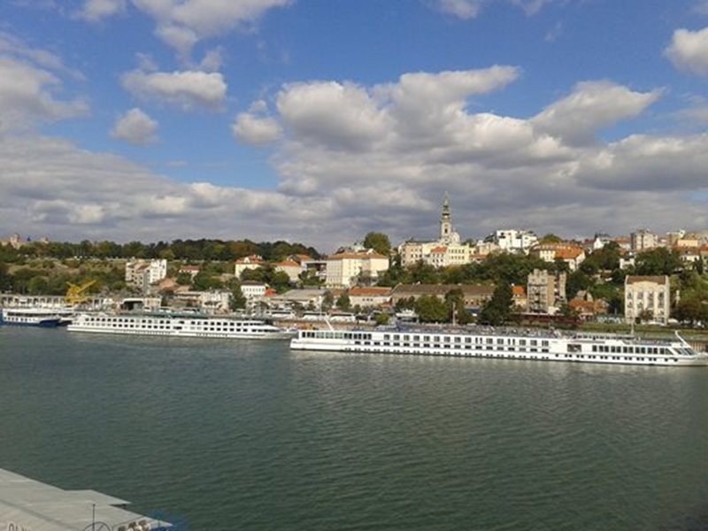 Евакуираха 17 души заради пожара в склад за опасни вещества в Белград