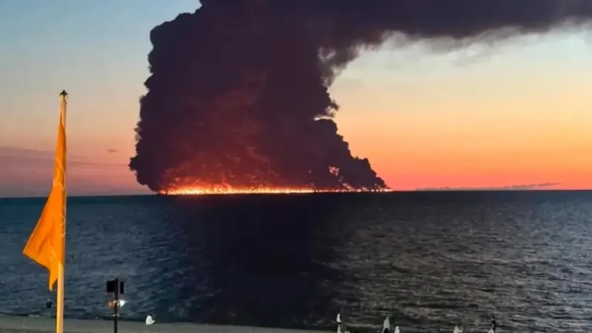 Eкипажът на танкер е бил спасен в Черно море след нападение и пожар на борда