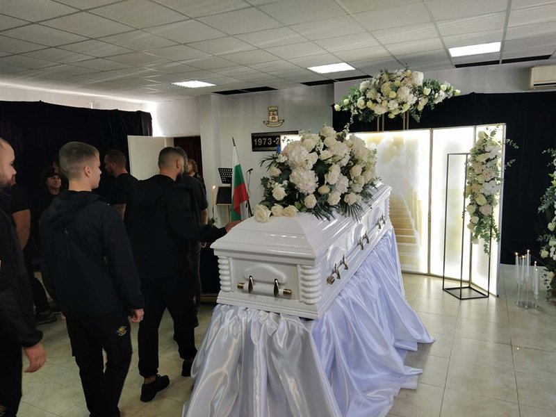 Хиляди се сбогуват с Илиян Филипов в Пловдив, много от тях плачат (Снимки, Видео)