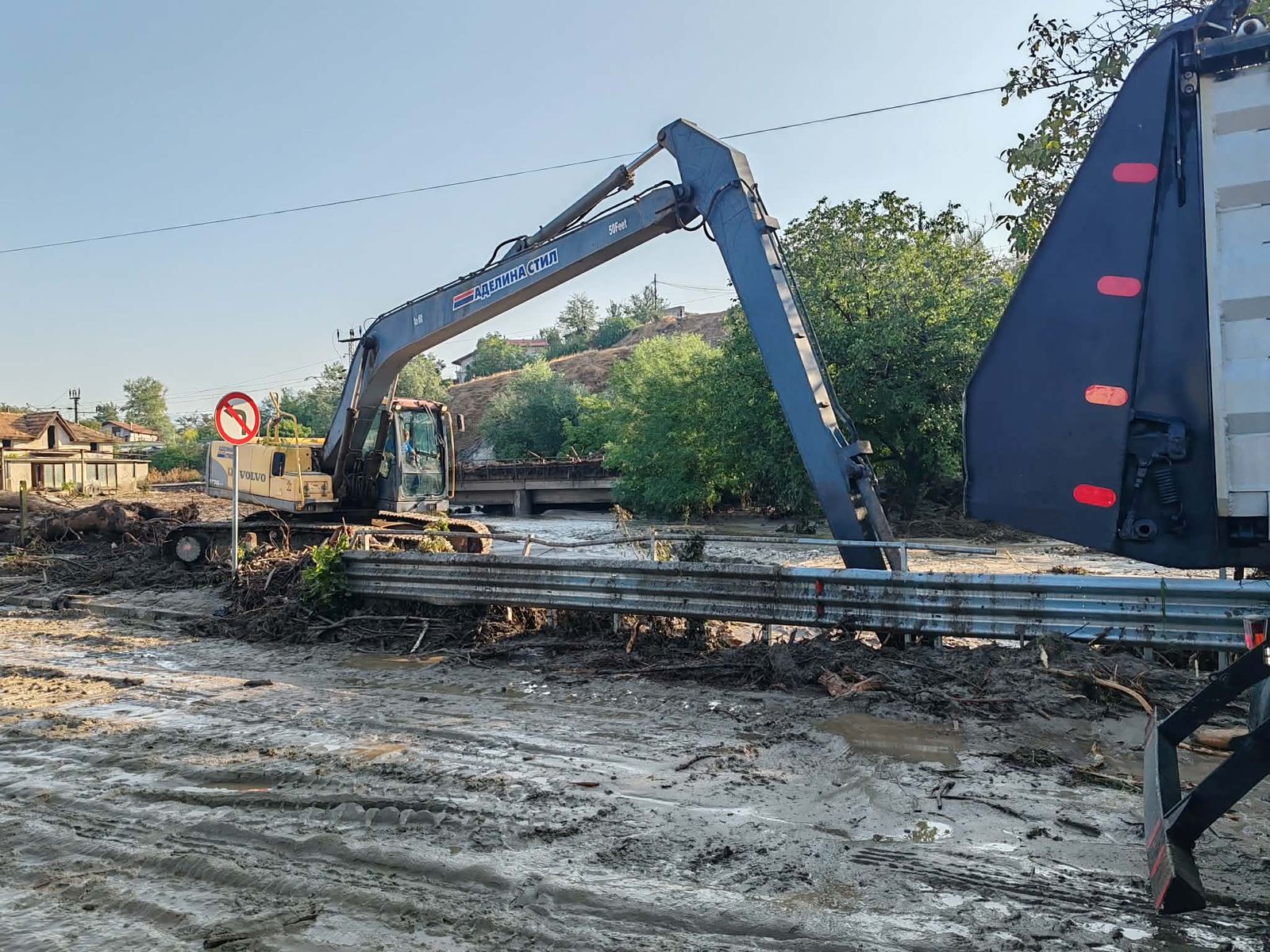Осигурява се питейна вода чрез водоноски