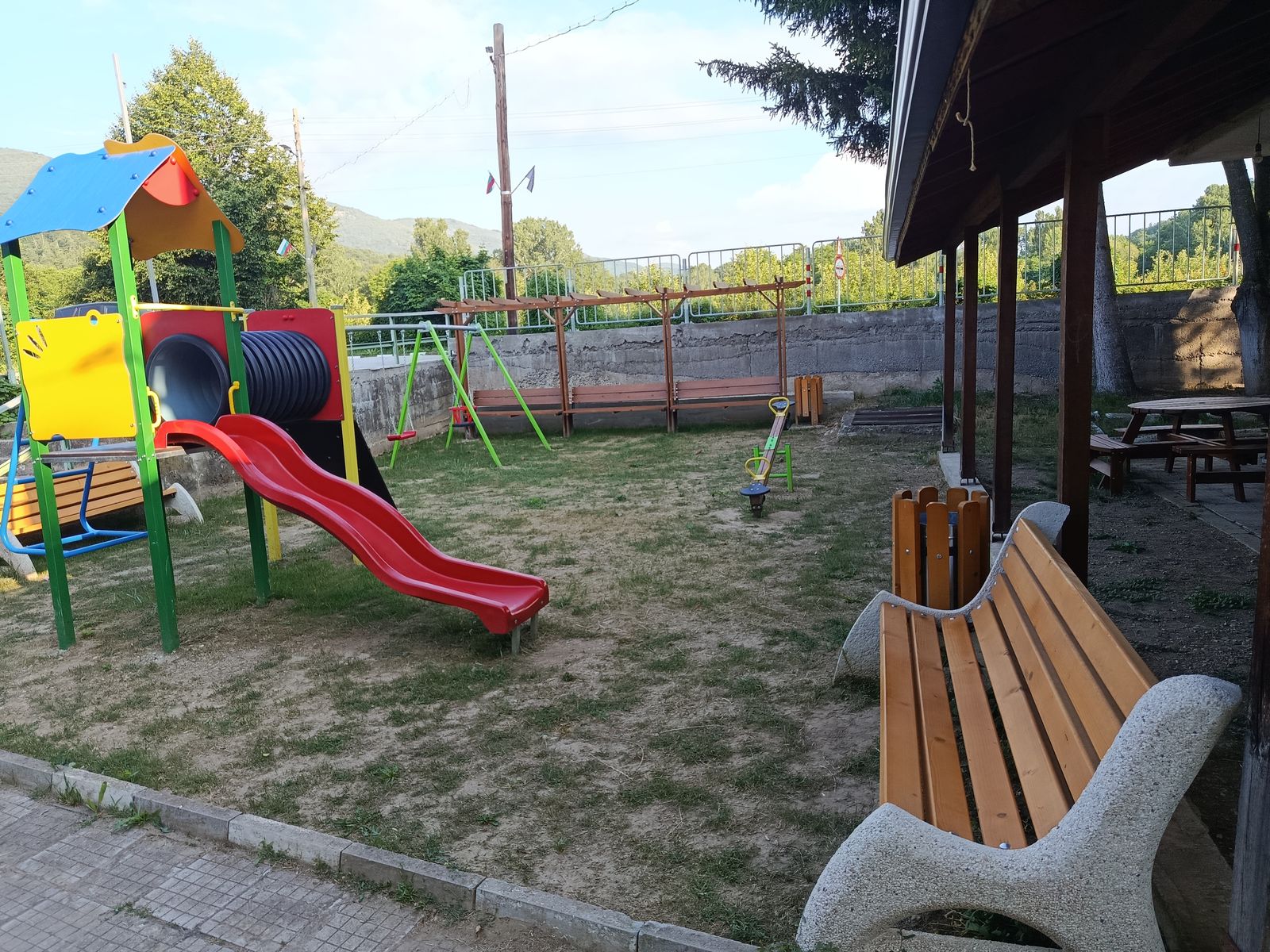 Детската площадка в село Пещера вече е готова!