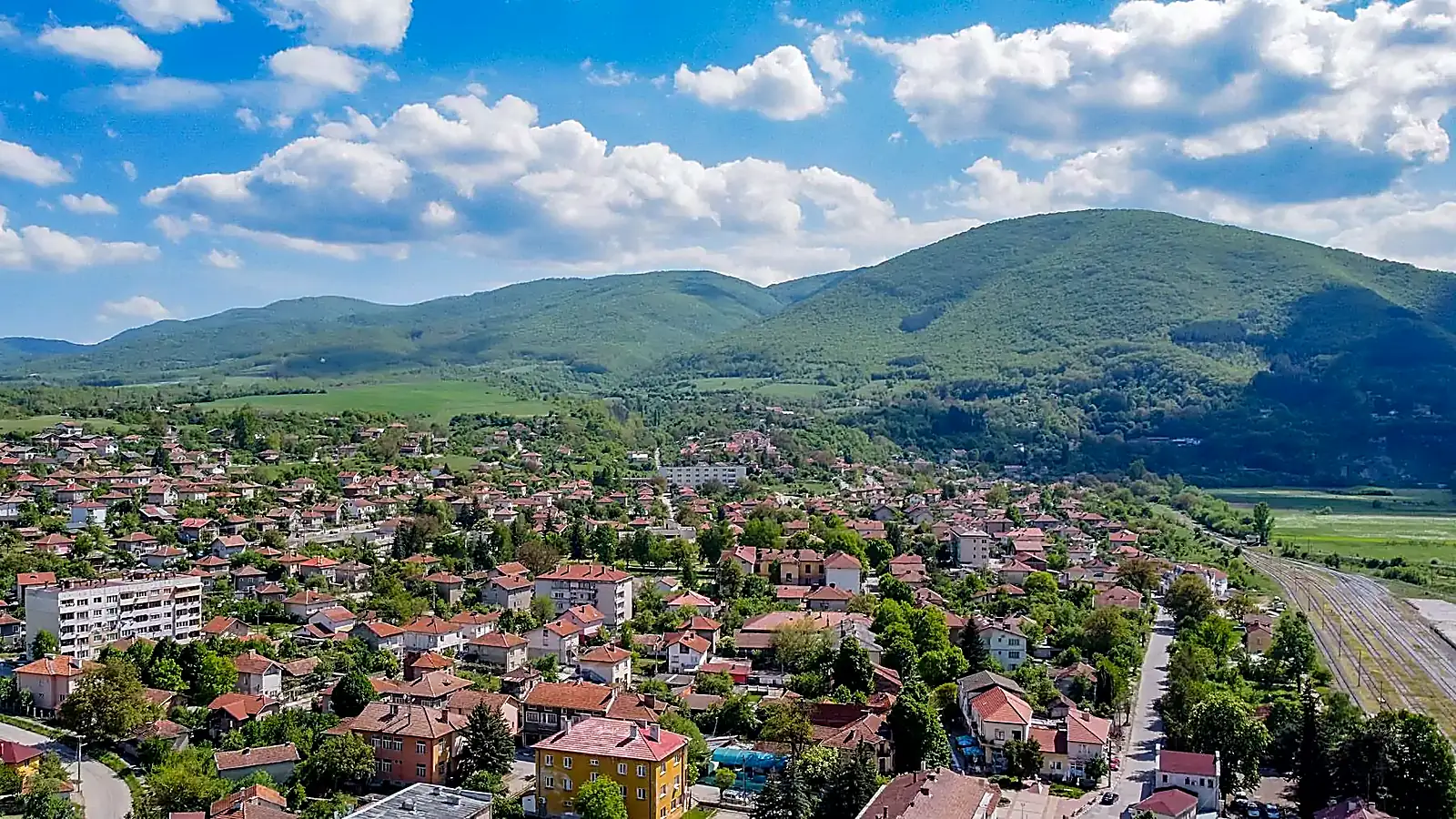Панорамен изглед към гр. Земен и Конявска планина